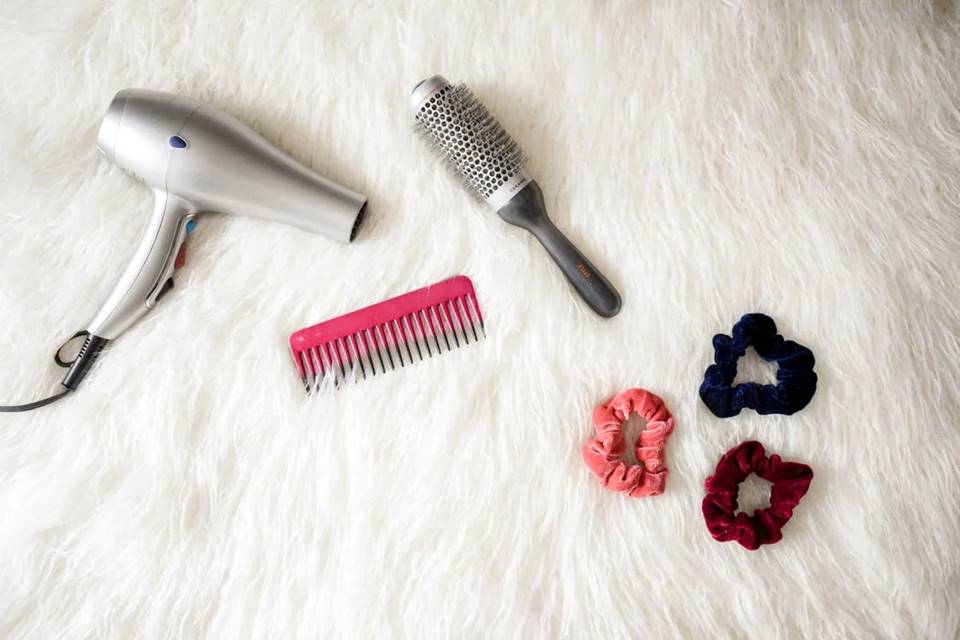 secador, escova, pente e prendedores para um cabelo saudável